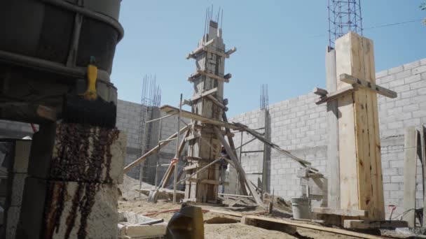 Trabalhador Construção Civil Está Ocupado Edifício Inacabado — Vídeo de Stock