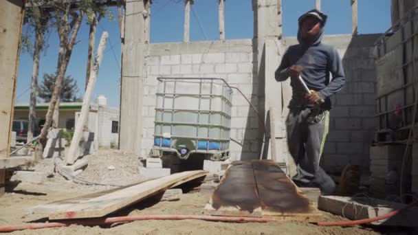 Pekerja Konstruksi Yang Bekerja Pada Bangunan — Stok Video