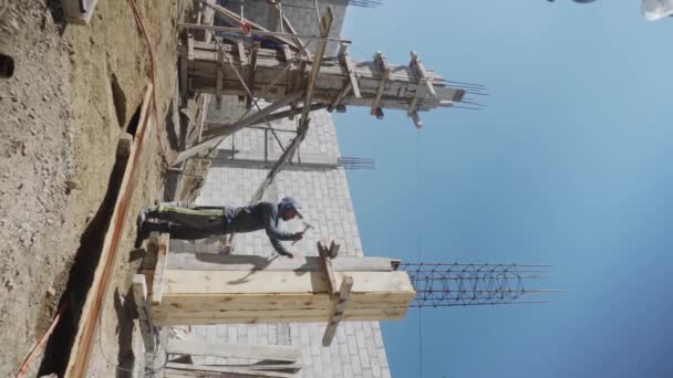 Trabajador Construcción Está Ocupado Edificio Sin Terminar — Vídeo de stock