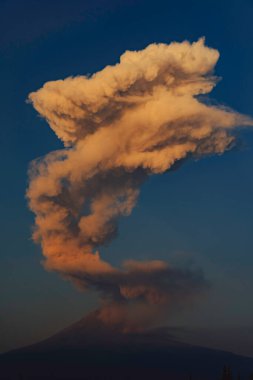 Volkan Popocatepetl kraterinden çıkan bir fümerol.