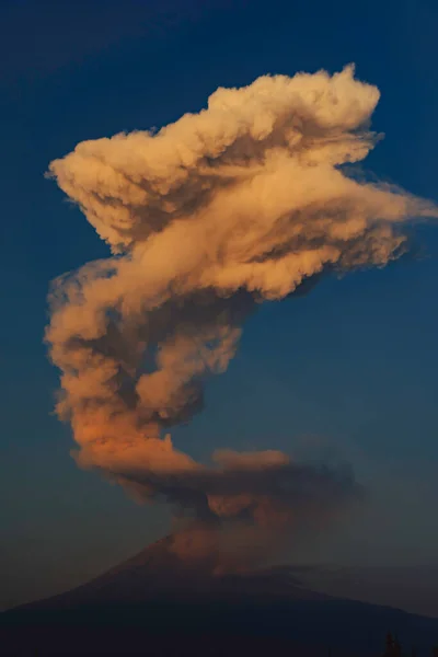 ポポカテペトル火山の噴火口から噴煙が出ています ロイヤリティフリーのストック画像
