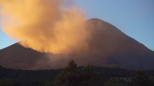 落日时烟雾腾腾的小火山口 — 图库视频影像