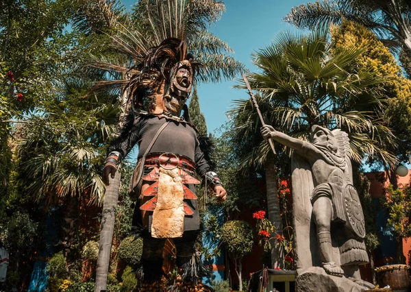 アステカ文化の構成と服装を持つ先史時代のメキシコの男性ダンサー — ストック写真