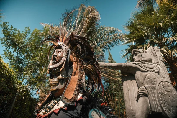 アメリカ先史時代のインド系メキシコ人の男性ダンサーで羽のプルームの歌でアステカ文化のメイクと衣装をしています — ストック写真