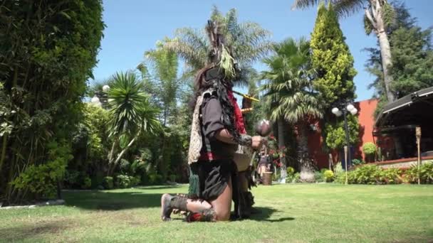 Bailarina Con Instrumentos Prehispánicos Durante Una Ceremonia — Vídeos de Stock