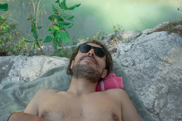 Porträt Eines Lateinamerikanischen Mannes Beim Sonnenbaden — Stockfoto