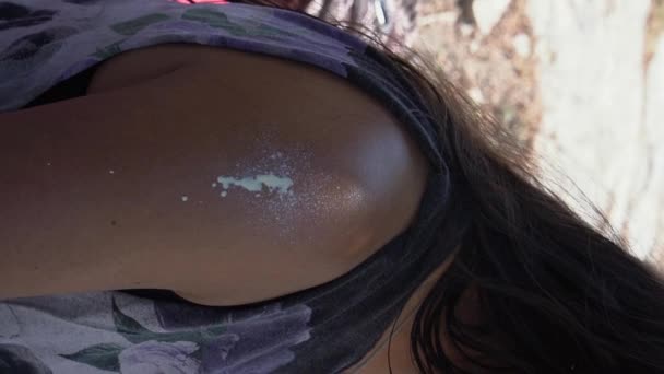 热带绿洲 拉丁美洲妇女泡在阳光和水中 — 图库视频影像