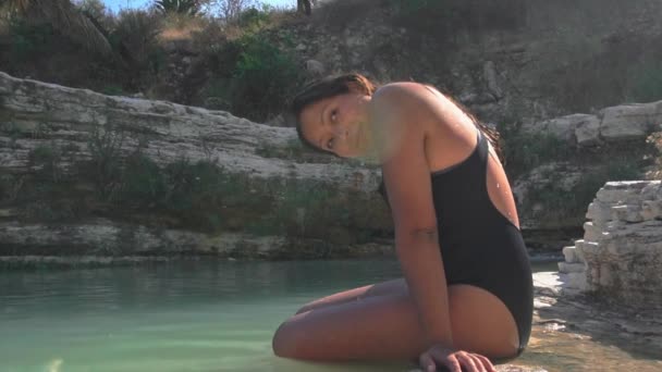 トロピカルオアシス 太陽と水を吸収するラティーナ女性 — ストック動画