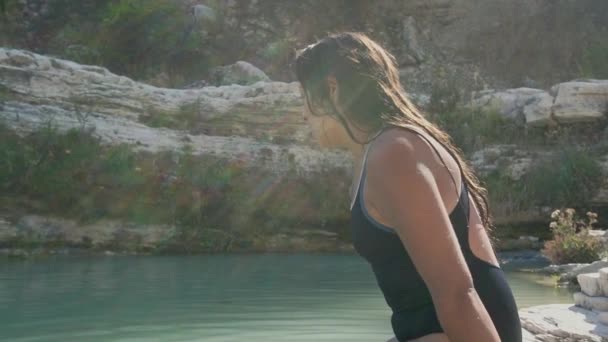 Tropische Oase Latina Vrouw Die Zon Het Water Opneemt — Stockvideo