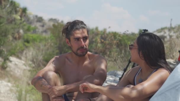 Латинская Женщина Впитывающая Солнце Воду — стоковое видео