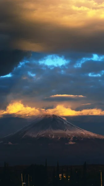Fenséges Popocatepetl Vulkán Mexikói Táj Fölé Tornyosul — Stock Fotó