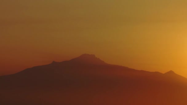 日出时的马林奇火山 — 图库视频影像