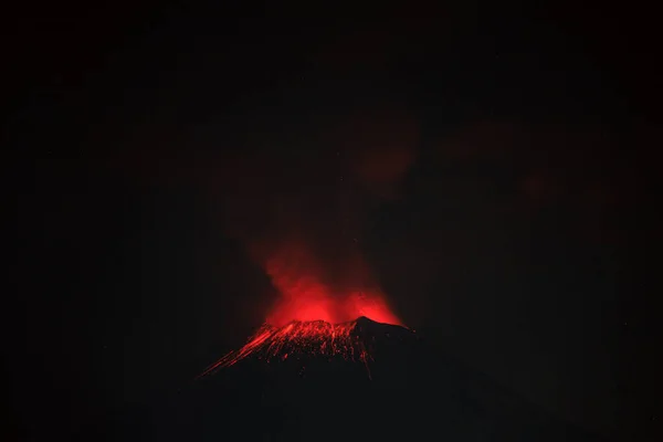 プエブラから見えるポポカテペトル火山の劇的な噴火 メキシコ ストック写真