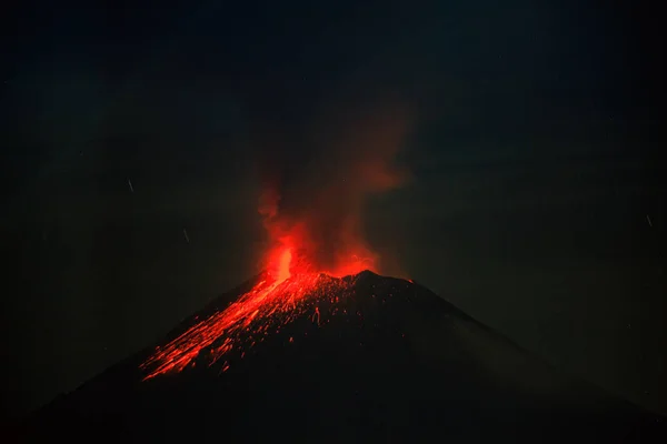 墨西哥普埃布拉波波卡特波火山雄伟的陨石坑喷发 免版税图库图片