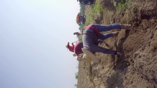维持社区 农民为福祉种植洋葱小组 — 图库视频影像