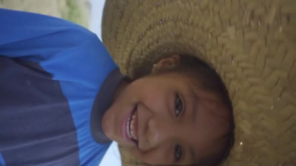 Mirada Inocente Retrato Una Niña Con Sombrero Granjero — Vídeos de Stock