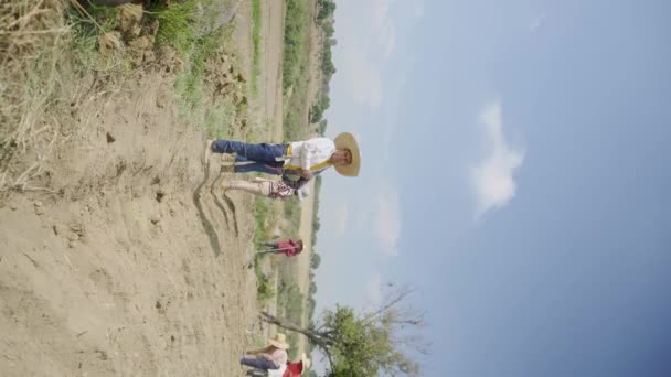 Compromisso Com Terra Grupo Agricultores Plantando Cebolas Para Preservá — Vídeo de Stock