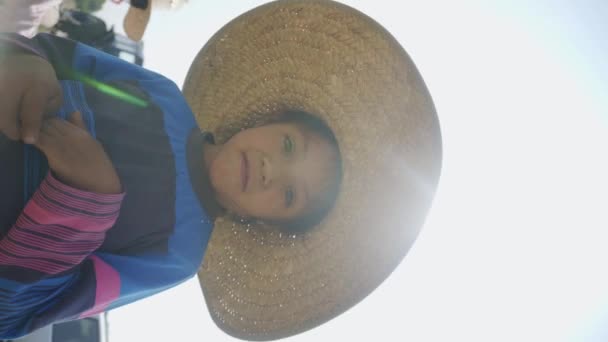 Encanto Rural Retrato Una Niña Con Adorable Sombrero Granjero — Vídeos de Stock