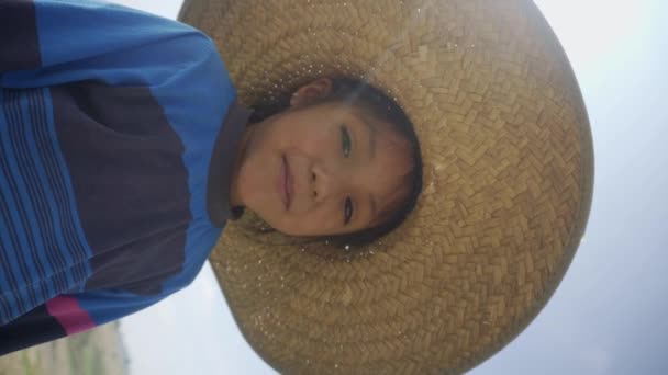 Uno Sguardo Innocente Ritratto Una Bambina Con Cappello Contadino — Video Stock