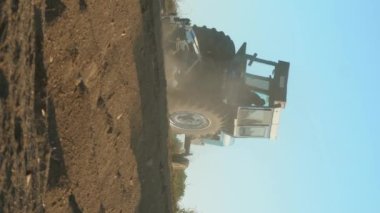 Tarım perspektifleri: arazi ekiminde çalışan traktör