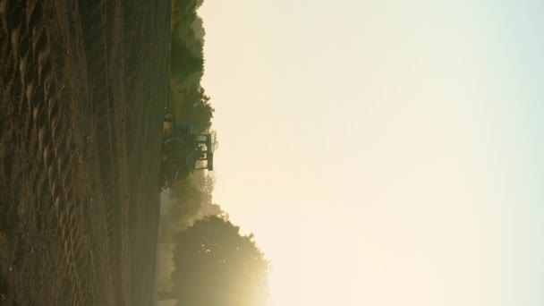 Overvloedige Oogsten Tractor Ploegt Het Land Voor Een Succesvolle Teelt — Stockvideo