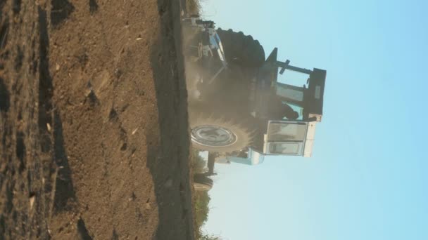 农业前景 从事土地耕作的拖拉机 — 图库视频影像