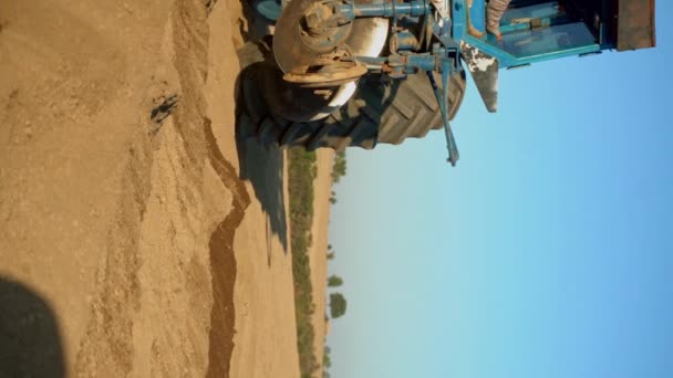 开垦土地 拖拉机促进可持续耕作 — 图库视频影像