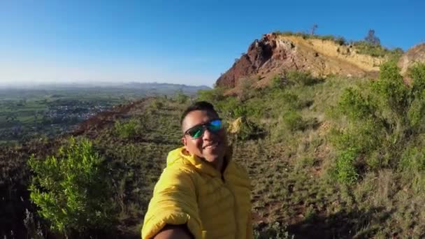 Abraçando Beleza Natureza Retrato Jovem Caminhante Feliz Pico Montanha — Vídeo de Stock