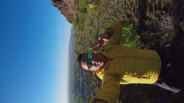 Vrchol Štěstí Mladý Pěší Turista Vyzařující Radost Autoportrétu Hoře — Stock video