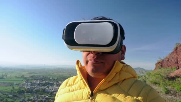 Jännitystä Matka Miehet Kuljetetaan Majestic Mountains Virtuaalitodellisuudessa — kuvapankkivideo
