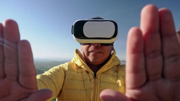 Горные Эскапады Мужчины Использующие Технологию Виртуальной Реальности Погружения — стоковое видео