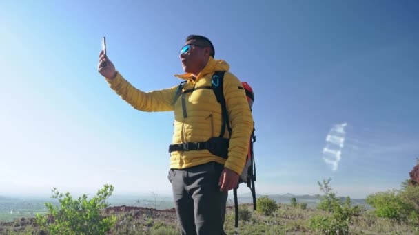 Smiles Summit Young Hiker Snapping Selfie Mountain Top — Stok Video