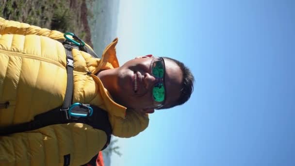 Pico Felicidade Jovem Caminhante Irradiando Alegria Auto Retrato Montanha — Vídeo de Stock