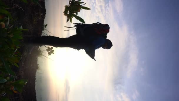 一个在山顶用智能手机搜索东西的人 用手在手机上游动 — 图库视频影像