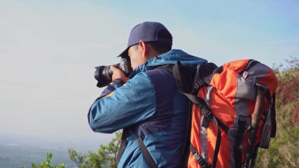 Zbliżenie Fotograf Turystyczny Robi Zdjęcia Gór Turysta Trzyma Profesjonalny Aparat — Wideo stockowe