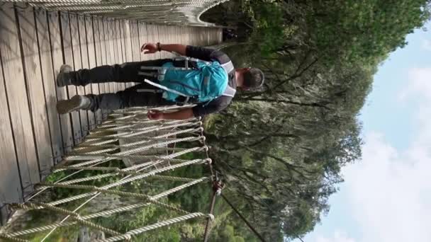 Conexão Natureza Homem Explorador Fazendo Passeio Relaxante Uma Ponte Madeira — Vídeo de Stock