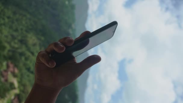 Exploración Moderna Excursionista Cumbre Comprometida Con Teléfono Inteligente Deslizando Para — Vídeos de Stock