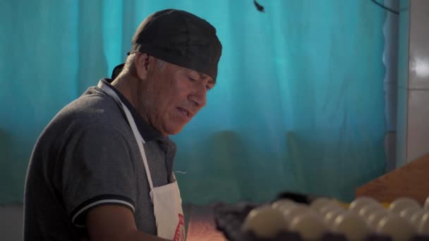Hombre Adulto Trabajando Una Panadería — Vídeos de Stock