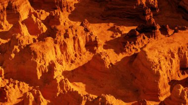 3 boyutlu hayali Mars gezegen arazisi, Mars gezegeni manzarası, dağlarla ve güneşle aşınmış turuncu çöl, gerçekçi bilim kurgu illüstrasyonu.