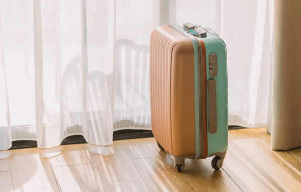 Kleines Modernes Reisegepäck Mit Zwei Farbtönen Auf Dem Holzboden Einem — Stockfoto