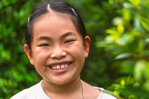Portrét Zdravé Asijské Dítě Dívka Velkým Úsměvem Stojící Venku Parku — Stock fotografie