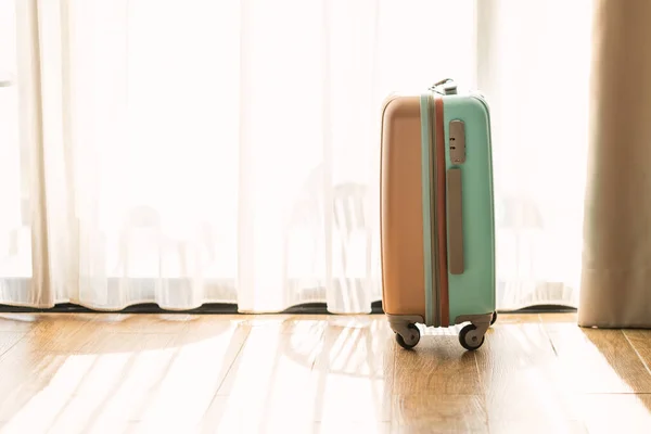 Seitenansicht Kleines Modernes Gepäck Mit Zwei Farbtönen Auf Dem Holzboden — Stockfoto