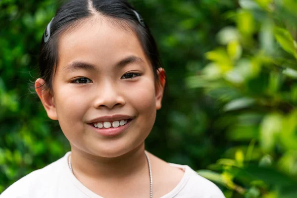 Portrét Asijské Dívky Věku Let Zblízka Obličeje Úsměv Pohled Kamery — Stock fotografie