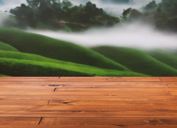 美丽的棕色木板木桌或书桌地板 背景模糊的青山在晨雾中 产品摆在桌面上的空地方 — 图库照片