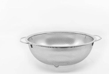 Beyaz arka planda bacakları olan paslanmaz çelik kevaşe. Boş paslanmaz çelik kevgir, yan görünüm modern ve temiz kevgir..