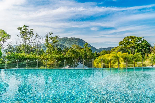 Krásný Střešní Bazén Pozadím Horské Krajiny Modré Oblohy Široký Úhel — Stock fotografie