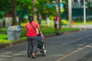 Tekerlekli sandalyedeki son sınıf öğrencisinin parkta genç bir kadınla görüntüsü bulanık..