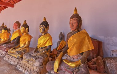 Surat Thani, Tayland - 23 Nisan 2023 Wat Phra Borommathat Chaiya veya Phra Borommathat Chaiya Tapınağı 'ndaki meditasyon yapılan antik Buda heykelleri