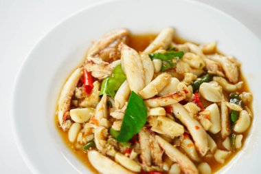 Tayland yemeği, acılı kızarmış yengeç eti, sarımsak ve limon otu. Tayland yemeği görüntüsünü kapat.