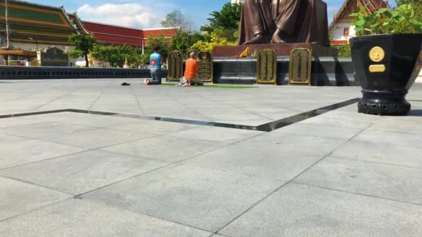 Bangkok Tailandia Noviembre 2023 Gente Reza Estatua Somdet Phra Buddhacarya — Vídeos de Stock